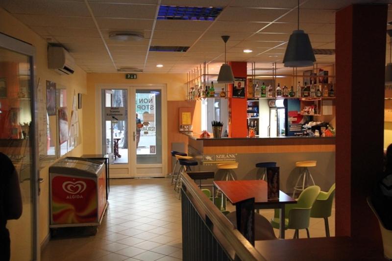 Teke Bowling Centrum Es Sport Panzio セゲド エクステリア 写真