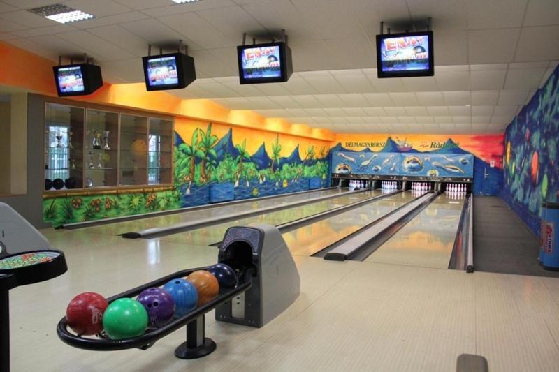 Teke Bowling Centrum Es Sport Panzio セゲド エクステリア 写真